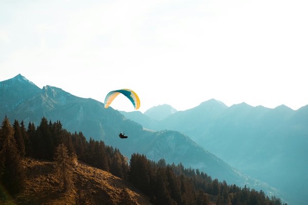 Comment organiser un camping pour une expédition de parapente dans les Alpes?