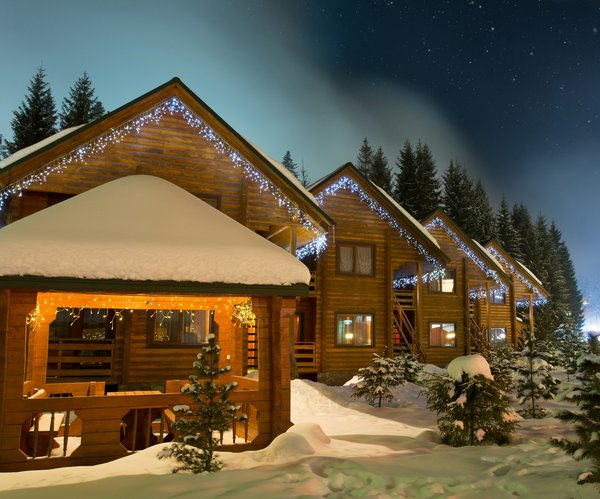 Quels chalets en Suisse offrent des cours de ski et des visites de chocolateries?